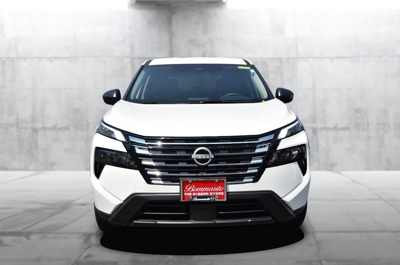 Nissan Rogue Vehicle Image 04