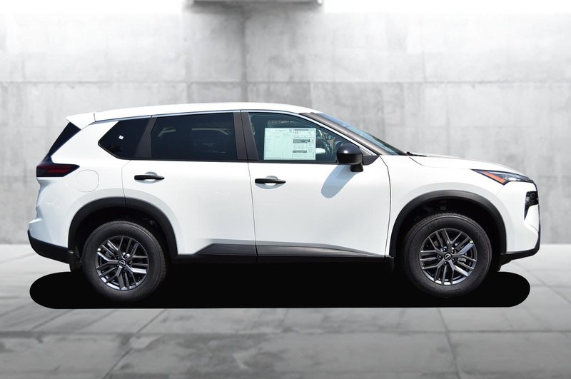 Nissan Rogue Vehicle Image 05