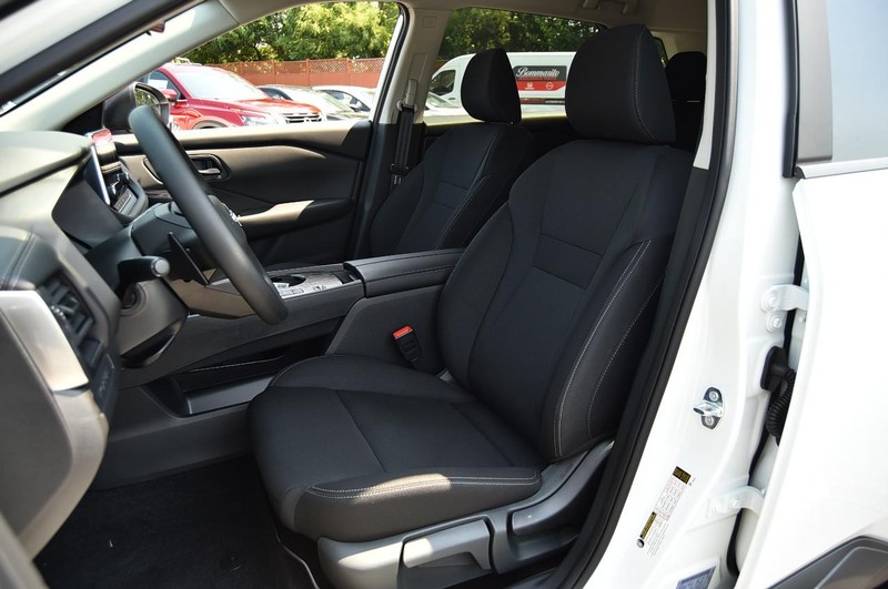 Nissan Rogue Vehicle Image 19