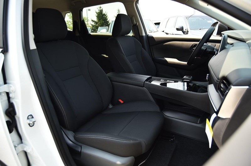 Nissan Rogue Vehicle Image 20