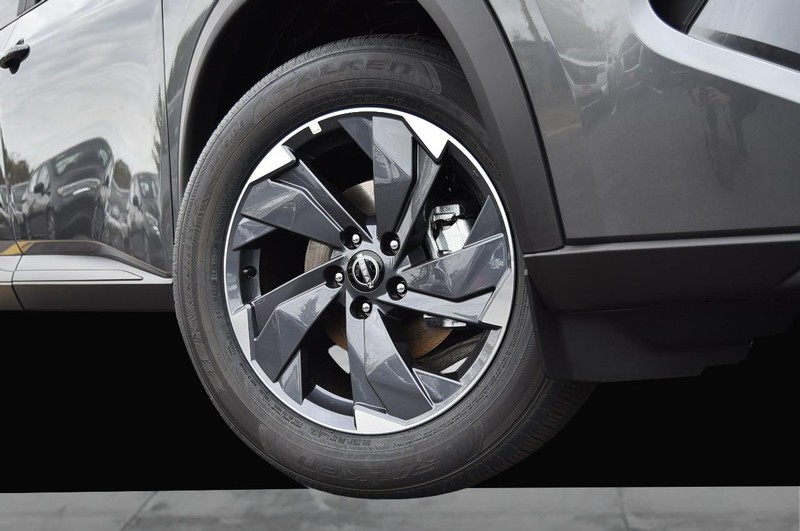 Nissan Rogue Vehicle Full-screen Gallery Image 3