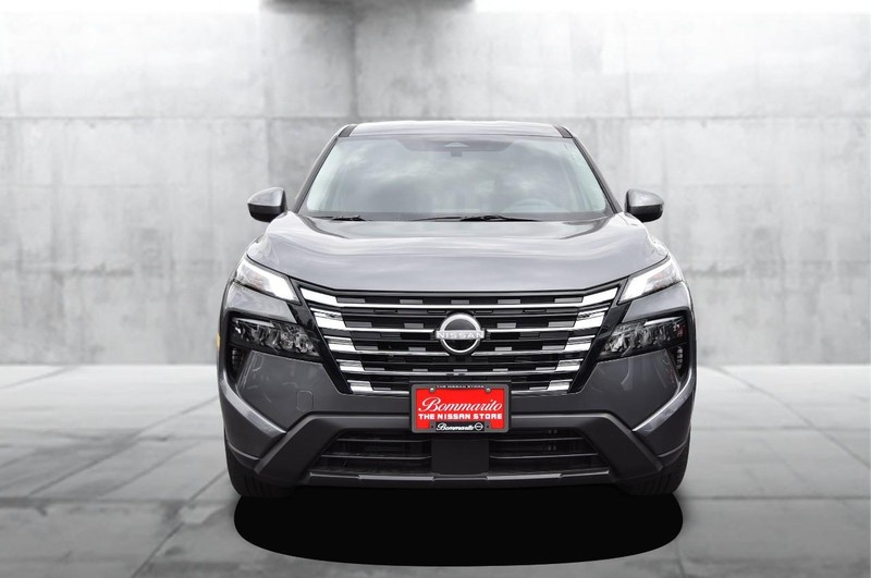 Nissan Rogue Vehicle Full-screen Gallery Image 4