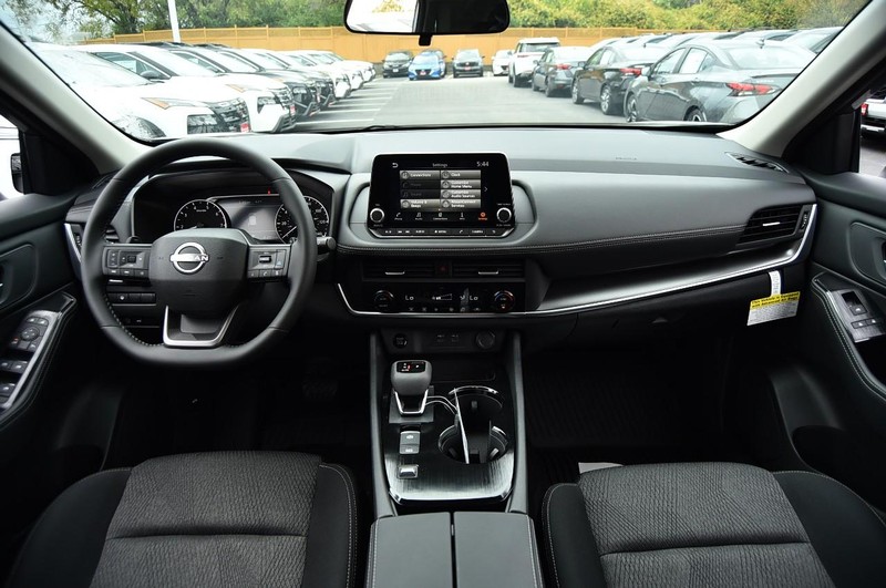 Nissan Rogue Vehicle Full-screen Gallery Image 8