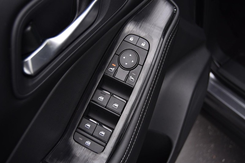 Nissan Rogue Vehicle Full-screen Gallery Image 9