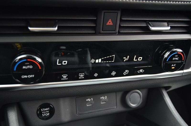 Nissan Rogue Vehicle Full-screen Gallery Image 15