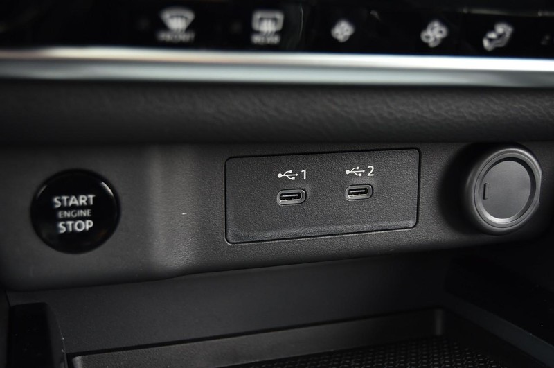 Nissan Rogue Vehicle Full-screen Gallery Image 16