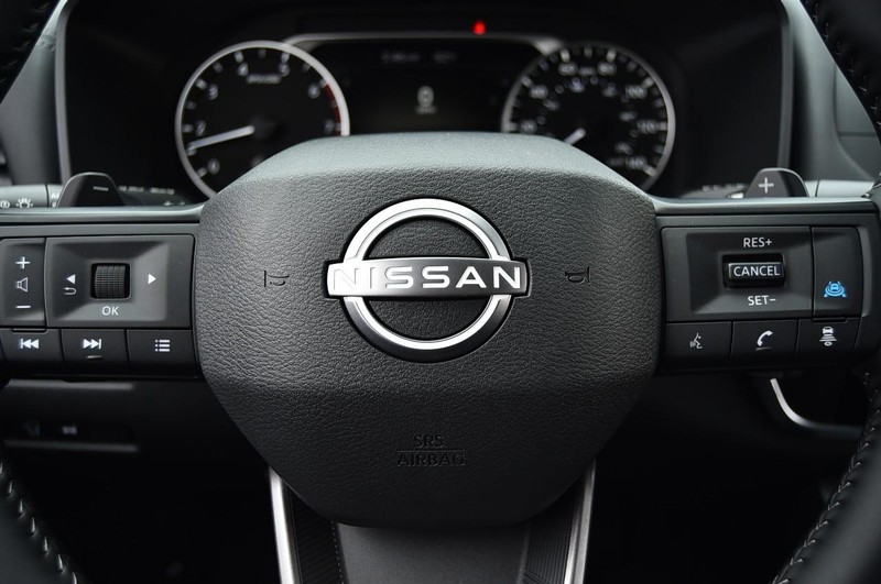 Nissan Rogue Vehicle Full-screen Gallery Image 18