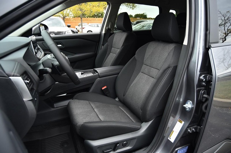 Nissan Rogue Vehicle Full-screen Gallery Image 19