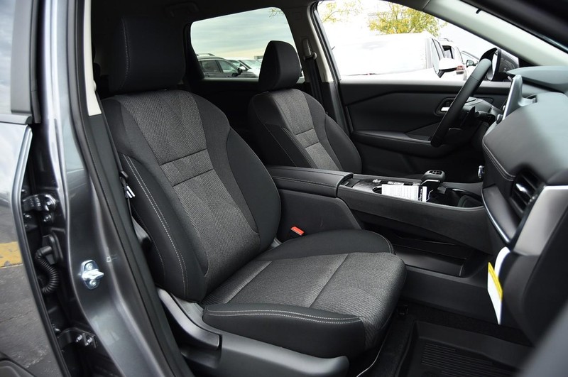 Nissan Rogue Vehicle Full-screen Gallery Image 20