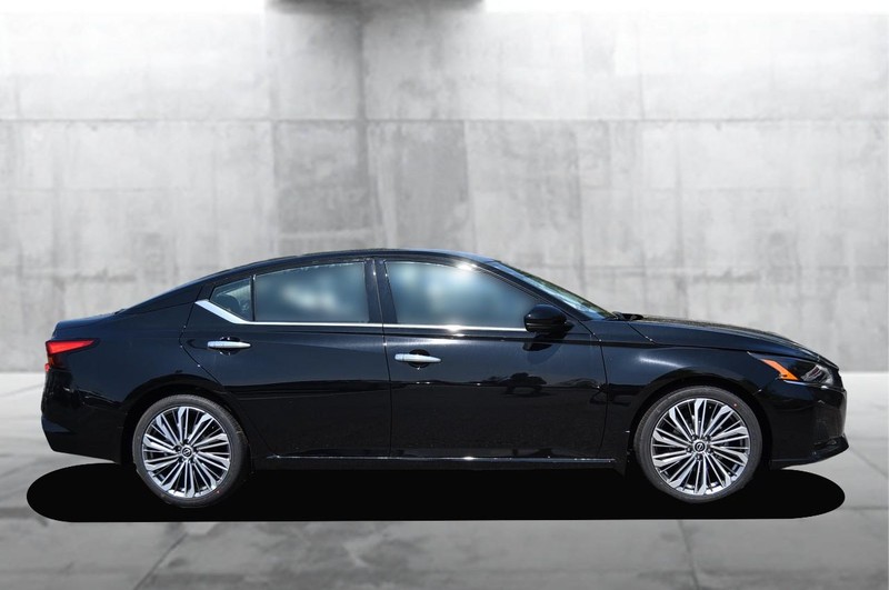 Nissan Altima Vehicle Image 04