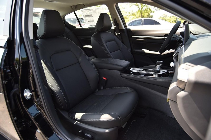 Nissan Altima Vehicle Image 21