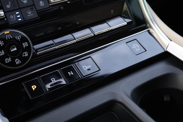 Nissan Armada Vehicle Image 19