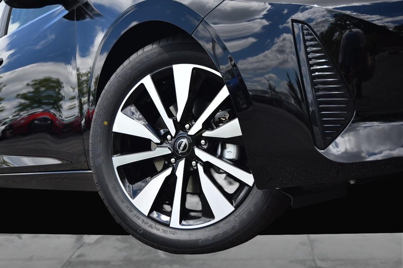 Nissan Sentra Vehicle Image 03
