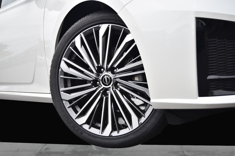 Nissan Altima Vehicle Image 03