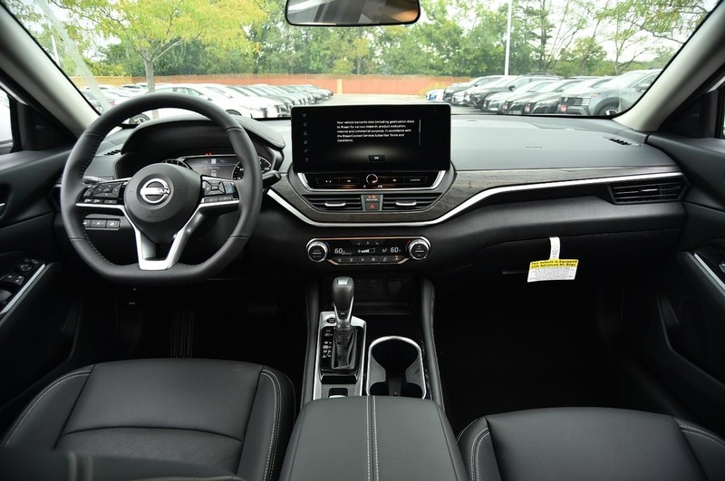 Nissan Altima Vehicle Image 08