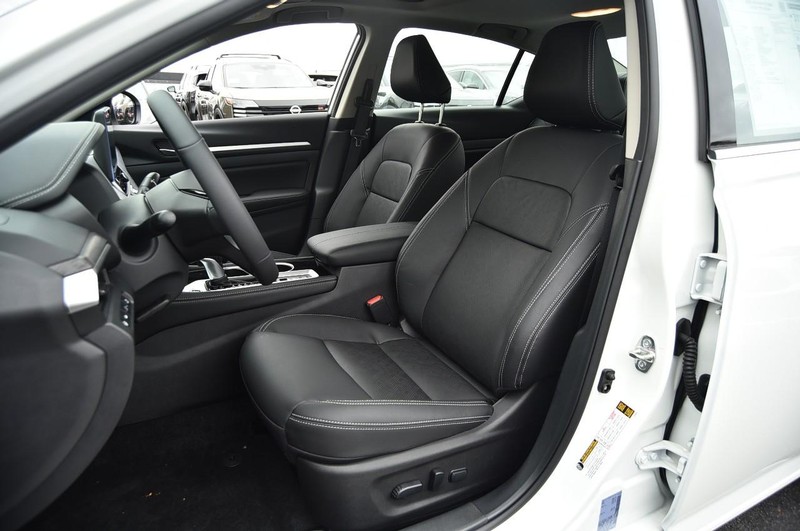 Nissan Altima Vehicle Image 20