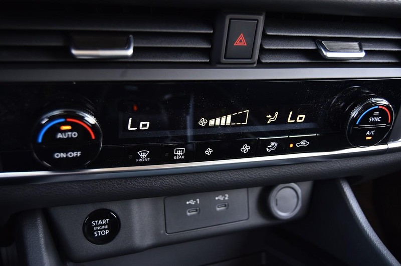 Nissan Rogue Vehicle Image 15