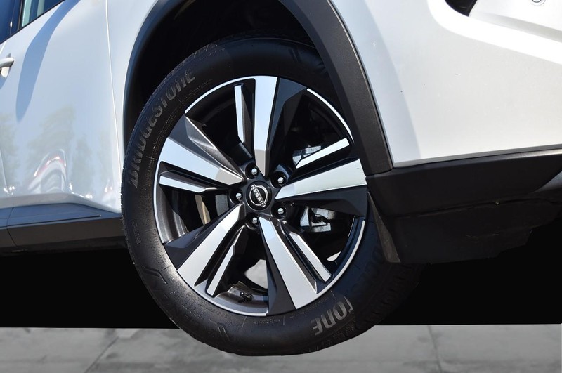 Nissan Rogue Vehicle Image 03