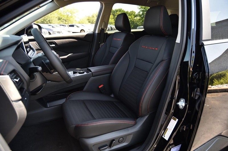 Nissan Rogue Vehicle Image 21
