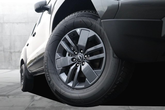 Nissan Frontier Vehicle Image 03