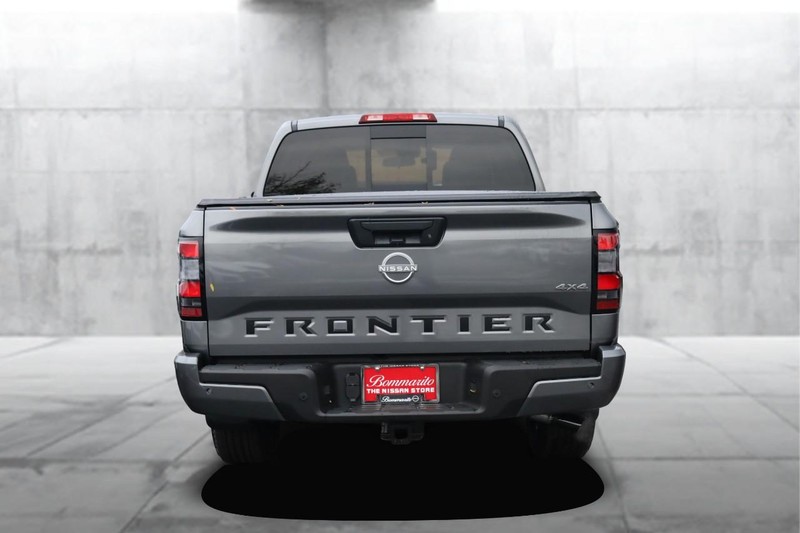Nissan Frontier Vehicle Full-screen Gallery Image 6
