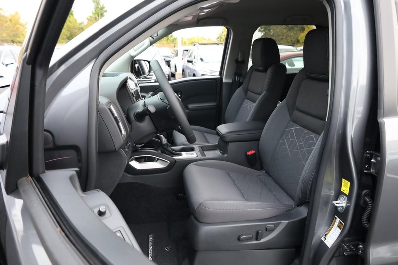 Nissan Frontier Vehicle Full-screen Gallery Image 8
