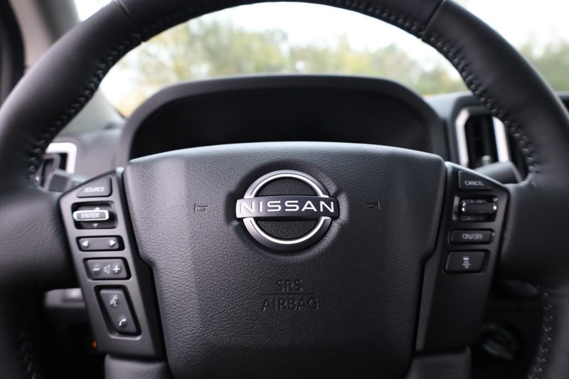 Nissan Frontier Vehicle Full-screen Gallery Image 9