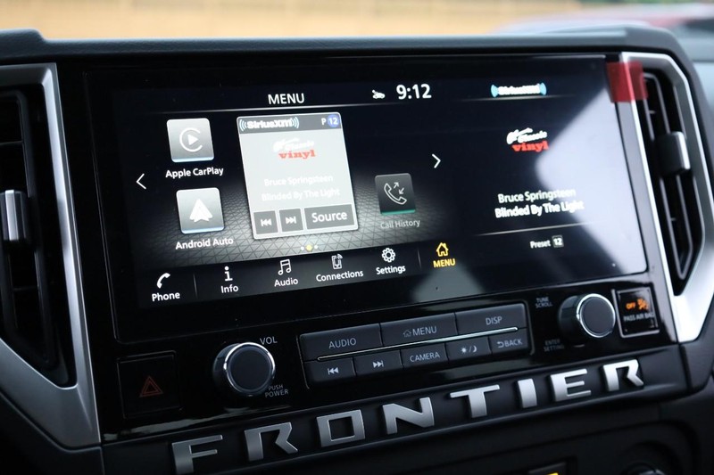 Nissan Frontier Vehicle Full-screen Gallery Image 11