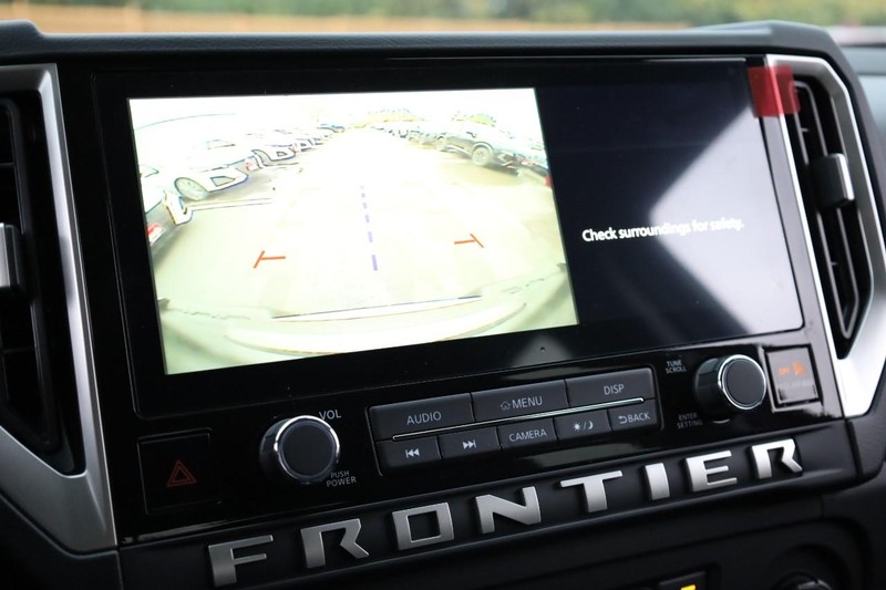 Nissan Frontier Vehicle Full-screen Gallery Image 12