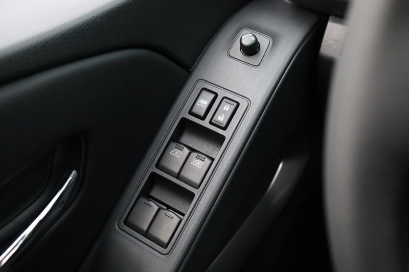 Nissan Frontier Vehicle Full-screen Gallery Image 18