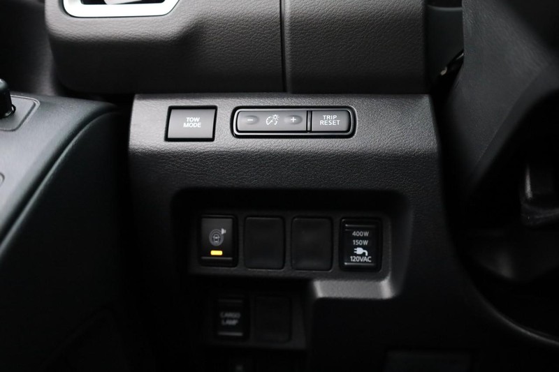 Nissan Frontier Vehicle Full-screen Gallery Image 19