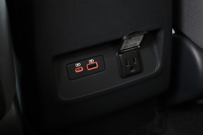 Nissan Frontier Vehicle Full-screen Gallery Image 22