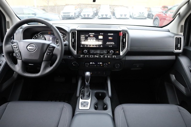 Nissan Frontier Vehicle Full-screen Gallery Image 23