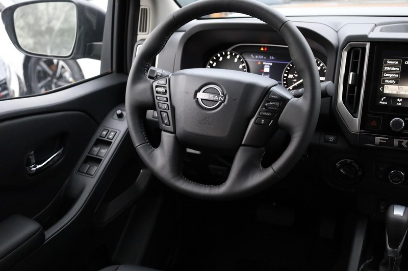 Nissan Frontier Vehicle Full-screen Gallery Image 24