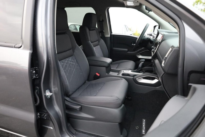 Nissan Frontier Vehicle Full-screen Gallery Image 25