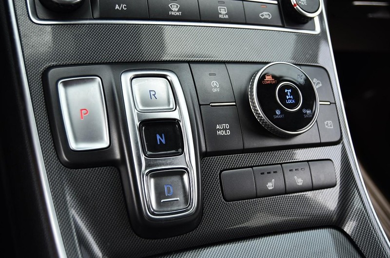Hyundai Santa Fe Vehicle Image 16