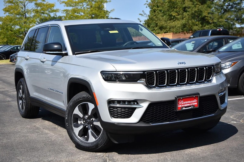 Jeep Grand Cherokee 4xe Vehicle Image 02