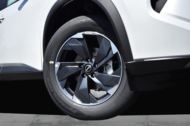Nissan Rogue Vehicle Image 03