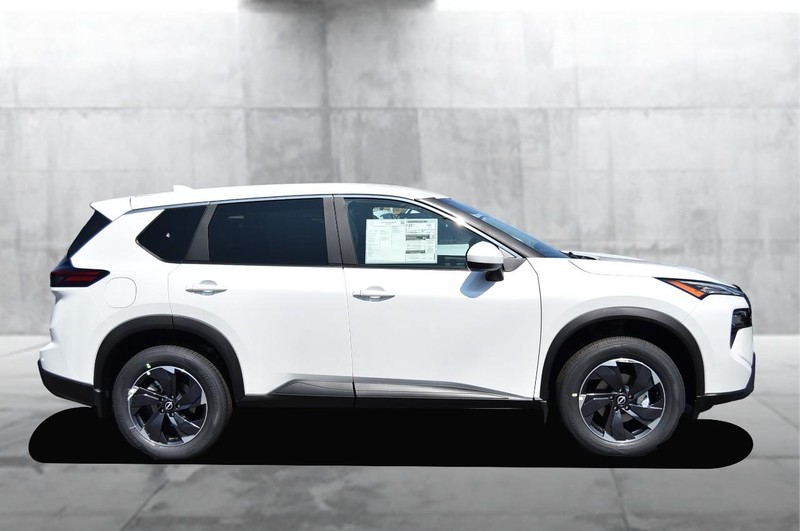 Nissan Rogue Vehicle Image 05