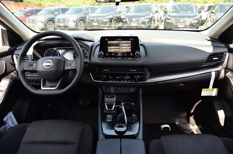 Nissan Rogue Vehicle Image 08