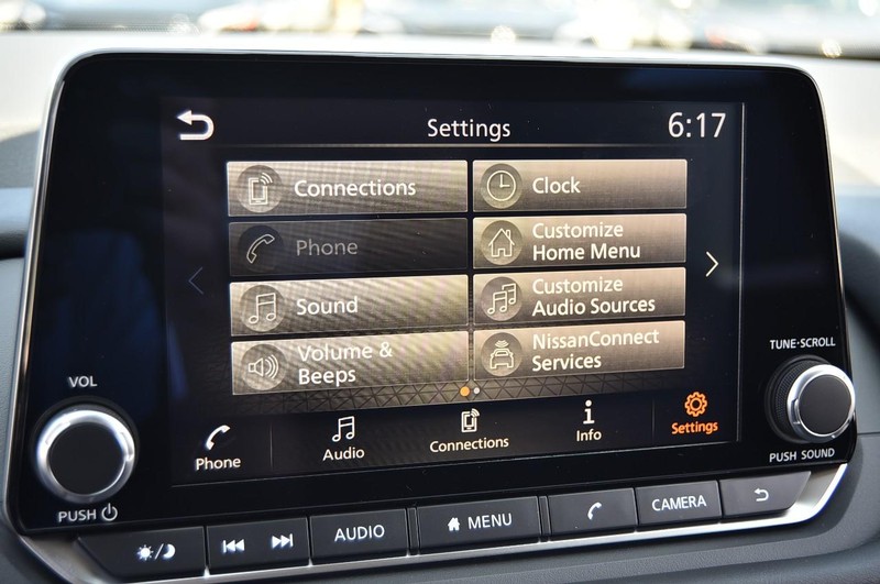 Nissan Rogue Vehicle Image 14