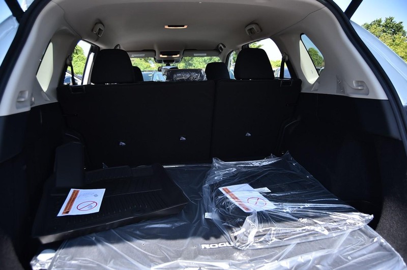 Nissan Rogue Vehicle Image 24