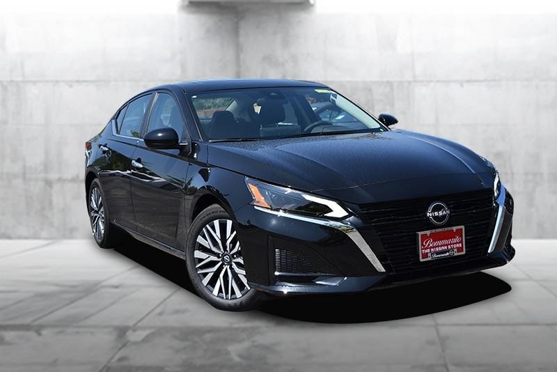 Nissan Altima Vehicle Image 02