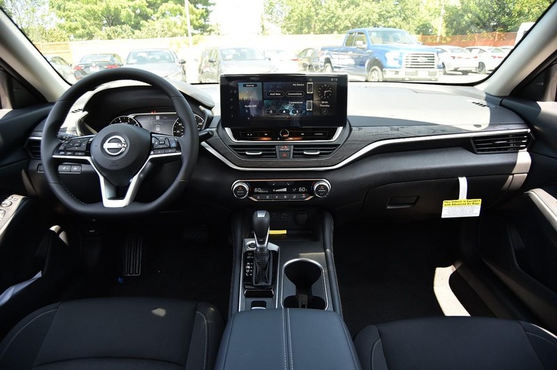 Nissan Altima Vehicle Image 08