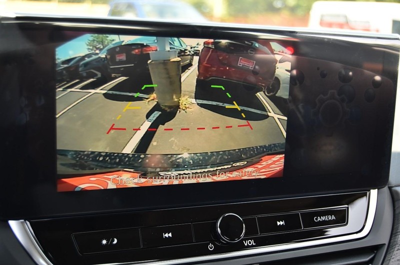 Nissan Altima Vehicle Image 13