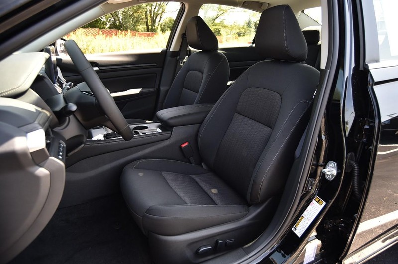Nissan Altima Vehicle Image 19
