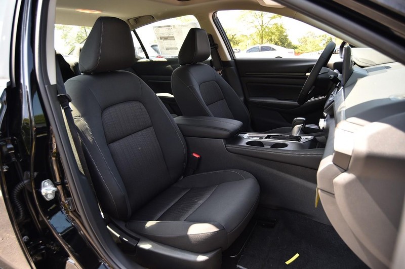 Nissan Altima Vehicle Image 20