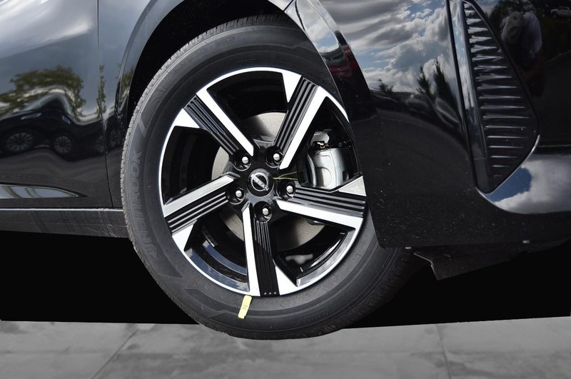 Nissan Sentra Vehicle Image 03