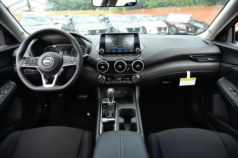Nissan Sentra Vehicle Image 08