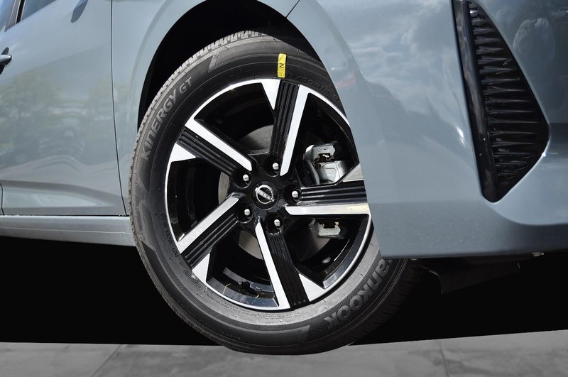 Nissan Sentra Vehicle Image 03